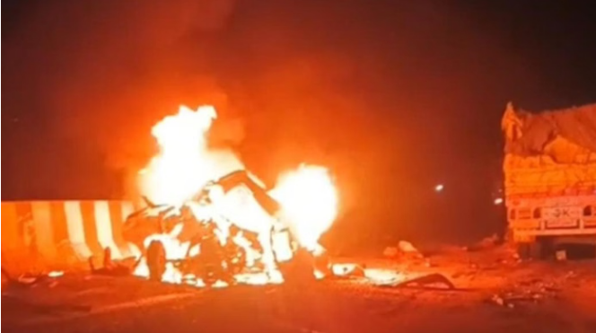 मिर्जापुर सड़क हादसा: 11 लोगों की मौत, बोलेरो में लगी आग