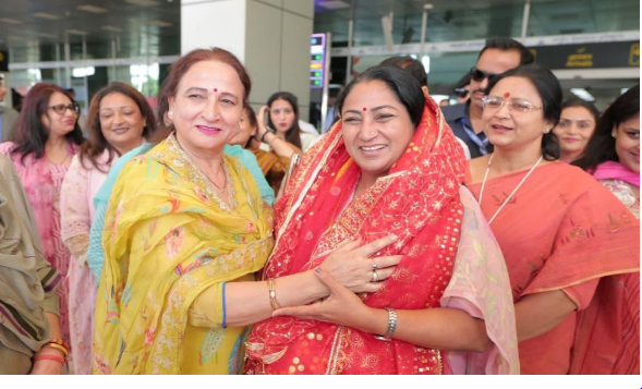 रेखा गुप्ता ने माता वैष्णो देवी धाम में किए दर्शन, पुजारियों ने भेंट की चुनरी