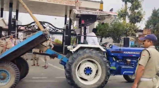 सत्र से पहले कांग्रेस का प्रदर्शन, गन्ने की ट्रॉली पलटकर जताया विरोध