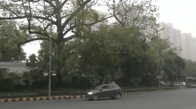 दिल्ली-NCR में बदला मौसम, धूल भरी आंधी से विजिबिलिटी घटी