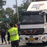 तेज रफ्तार का कहर: हाईवे पर कंटेनर से कुचलकर दो लोगों की मौत, परिवारों में मचा कोहराम