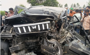 भीषण सड़क दुर्घटना: खड़े टैंकर से टकराई कार, 4 की मौत, 6 घायल