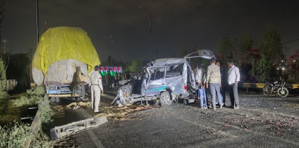 बारातियों से भरा वाहन दुर्घटनाग्रस्त, चार की मौत, कई लोग घायल; मची चीख-पुकार