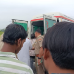 तेज रफ्तार स्कूल बस और बाइक के बीच जबरदस्त भिड़ंत, पिता और 2 बच्चों की मौत, पत्नी गंभीर