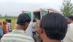 तेज रफ्तार स्कूल बस और बाइक के बीच जबरदस्त भिड़ंत, पिता और 2 बच्चों की मौत, पत्नी गंभीर