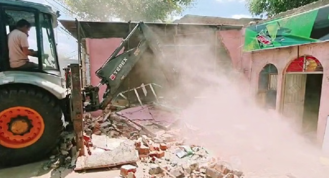 बड़े तालाब किनारे अतिक्रमण हटाने की कार्रवाई शुरू, पहले दिन 9 दुकानें ध्वस्त