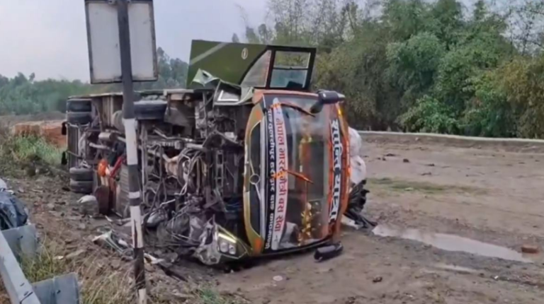 भारत–नेपाल मैत्री सेवा बस हाइवे पर पलटी, यात्रियों में मची चीख‑पुकार