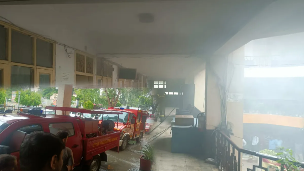 विकास भवन की मनरेगा कार्यालय में अचानक लगी आग, मचा हड़कंप