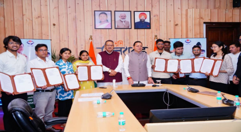 12 नए मानचित्रकों को मिला नियुक्ति पत्र, सीएम धामी ने दी कर्तव्यनिष्ठा की सीख