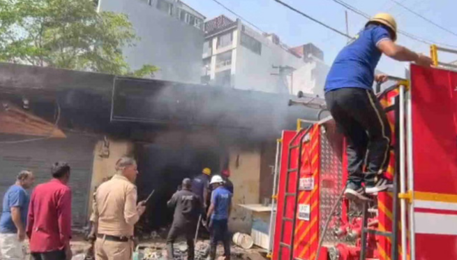 तपोवन में कैफे में शॉर्ट सर्किट से भीषण आग, लाखों का नुकसान