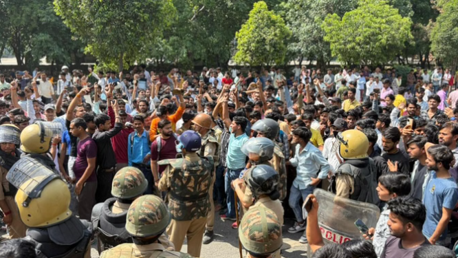 वेतन को लेकर हंगामा, सड़कों पर उतरे कर्मचारी, शहर में जाम