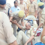 वाराणसी में झंडा विवाद को लेकर तनाव, पथराव में पुलिसकर्मी घायल