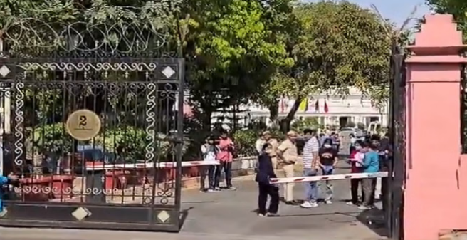 दिल्ली विधानसभा की Security में सेंध: गेट तोड़कर परिसर में घुसी कार, कुछ फेंककर फरार