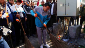सफाई अभियान में खुद उतरे सीएम धामी, जनता को किया जागरूक