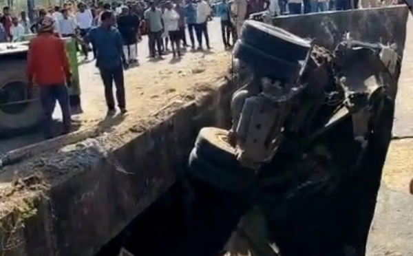 BREAKING: NH-39 पर बड़ा हादसा, ट्रक नहर में गिरा, 3 की मौके पर मौत
