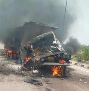 ब्रेकिंग न्यूज़: रायपुर-कोरबा हाईवे पर भीषण हादसा, ट्राला में लगी आग