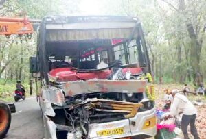 Rishikesh Bus Accident : ऋषिकेश-देहरादून मार्ग पर दो बसों की आमने-सामने टक्कर में कार भी चपेट में आई। हादसे में 5 लोग घायल
