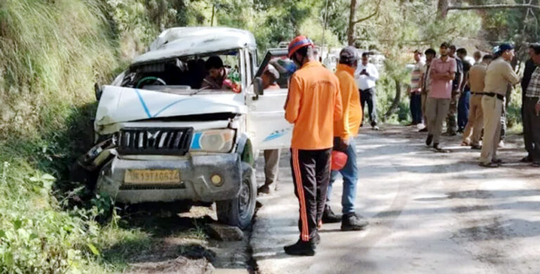 Rudraprayag में भीषण सड़क हादसा, मैक्स वाहन पलटा ; 9 लोग घायल