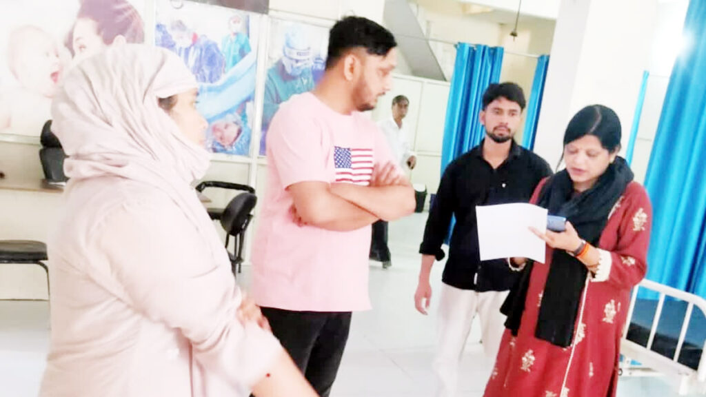 Dineshpur : पटवारी बनी मरीज, अवैध अस्पताल का भंडाफोड़; प्रशासन ने किया सील