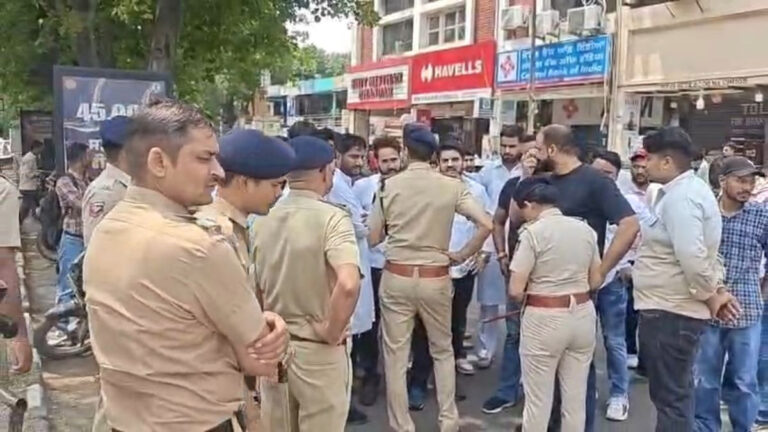 Chandigarh में केंद्रीय शिक्षा मंत्री के दौरे पर यूथ कांग्रेस का प्रदर्शन, इस्तीफे की मांग