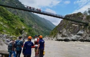 Devprayag के चकासा क्षेत्र में अनियंत्रित होकर नदी में समाई कार, पुलिस-एसडीआरएफ की टीमें राहत एवं बचाव कार्य में जुटीं