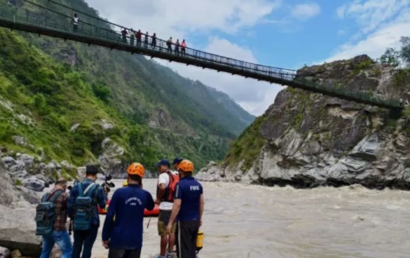 Devprayag के चकासा क्षेत्र में अनियंत्रित होकर नदी में समाई कार, पुलिस-एसडीआरएफ की टीमें राहत एवं बचाव कार्य में जुटीं