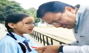 CM Dhami ने हेलीपैड पर स्कूली बच्ची से की मुलाकात, पढ़ाई और नाम पूछकर जीता दिल
