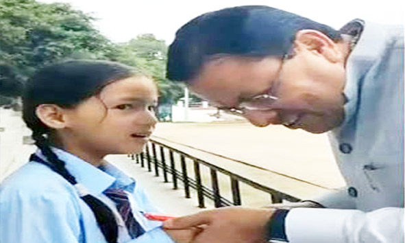 CM Dhami ने हेलीपैड पर स्कूली बच्ची से की मुलाकात, पढ़ाई और नाम पूछकर जीता दिल