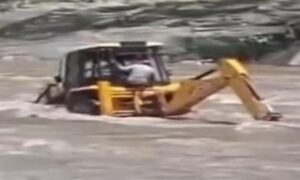Rudraprayag में उफनती मंदाकिनी में फंसी जेसीबी, SDRF ने चालक और सहयोगी को सुरक्षित निकाला