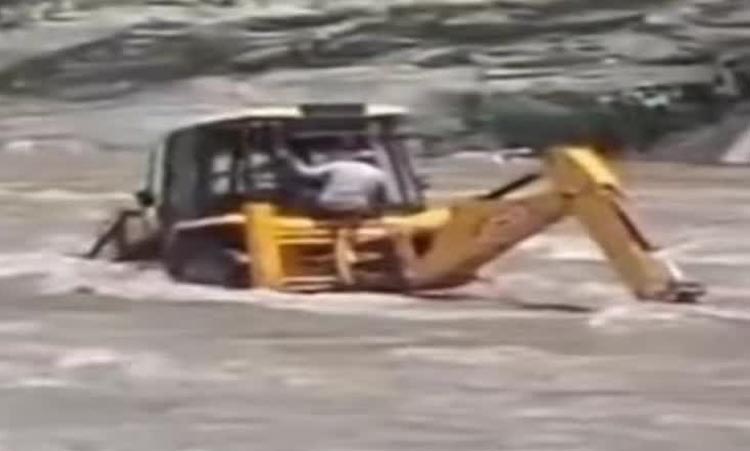 Rudraprayag में उफनती मंदाकिनी में फंसी जेसीबी, SDRF ने चालक और सहयोगी को सुरक्षित निकाला