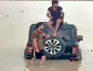 Haridwar : रील बनाने के लिए गंगा में उतारी थार फंसी, पुलिस ने वाहन किया सीज