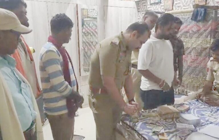 Kabirdham धान घोटाले में बड़ा एक्शन, प्रभारी के घर से 16 लाख रुपये बरामद