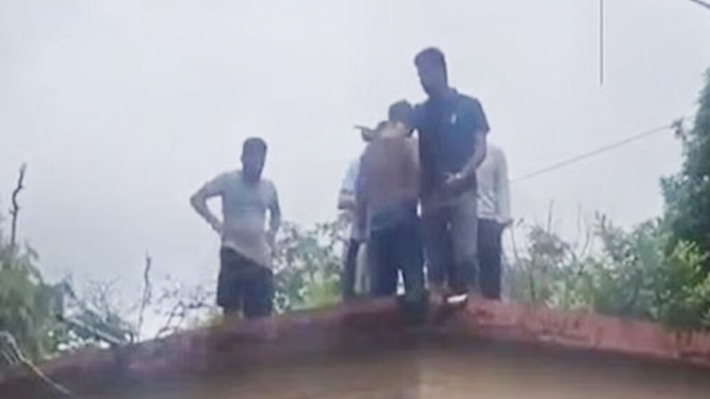कार्रवाई की मांग को लेकर युवक वन चौकी की छत पर चढ़ा, मौके पर मचा हंगामा