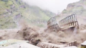 Chamoli Tamak नाले का रौद्र रूप, बैली ब्रिज बहा ; गाड़ी – ट्रक समेत कर्मचारी के बहने की सूचना