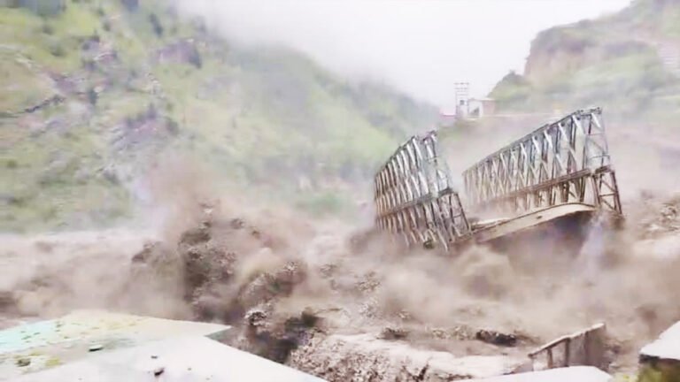 Chamoli Tamak नाले का रौद्र रूप, बैली ब्रिज बहा ; गाड़ी – ट्रक समेत कर्मचारी के बहने की सूचना