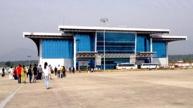 Dehradun एयरपोर्ट पर मौसम की मार, पांच उड़ानें डायवर्ट; यात्री हुए परेशान