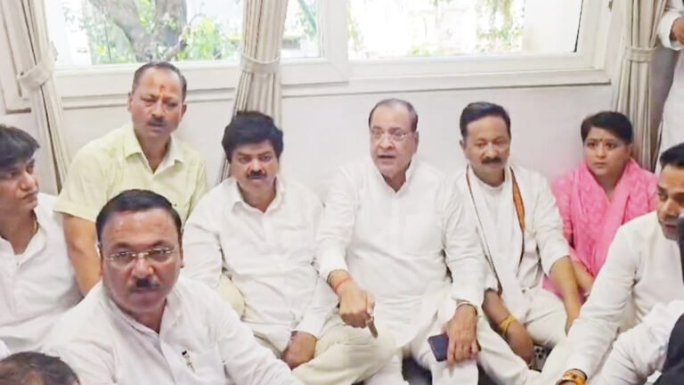 Mallikarjun Kharge के कार्यक्रम से पहले हल्द्वानी में सियासी घमासान, SSP कार्यालय में धरने पर बैठे कांग्रेस नेता
