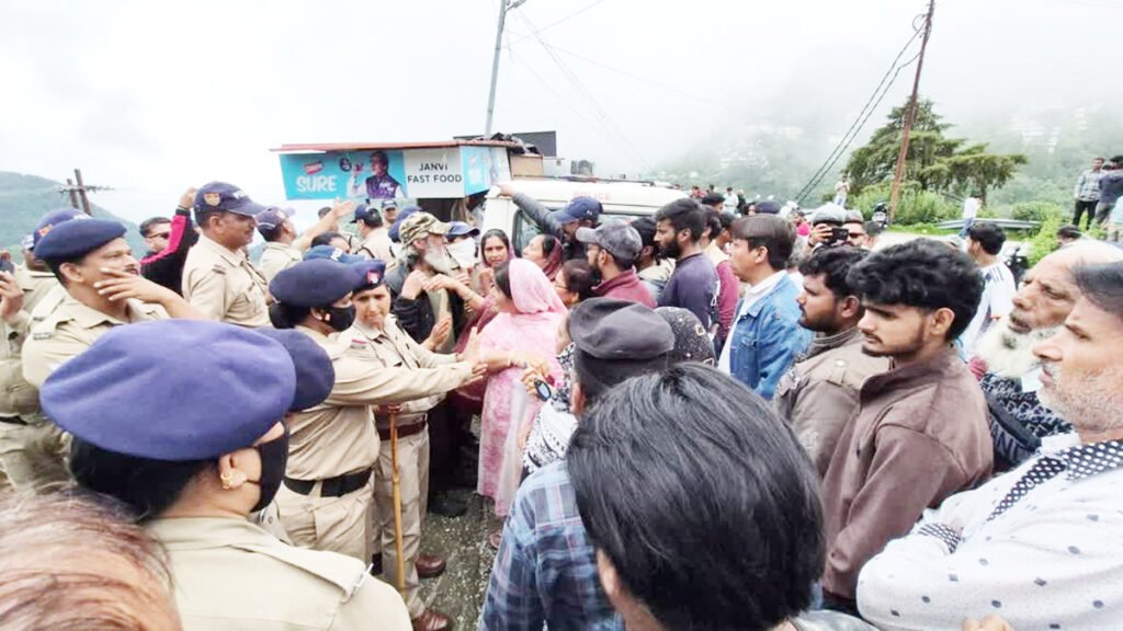 Mussoorie के लक्ष्मणपुरी में अतिक्रमण हटाने की कार्रवाई पर बवाल, हाईवे जाम कर प्रदर्शन
