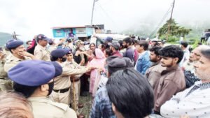 Mussoorie के लक्ष्मणपुरी में अतिक्रमण हटाने की कार्रवाई पर बवाल, हाईवे जाम कर प्रदर्शन