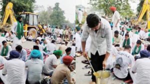 Rudrapur में किसानों का हल्लाबोल, बैरिकेडिंग तोड़ कलेक्ट्रेट गेट पर डाला डेरा