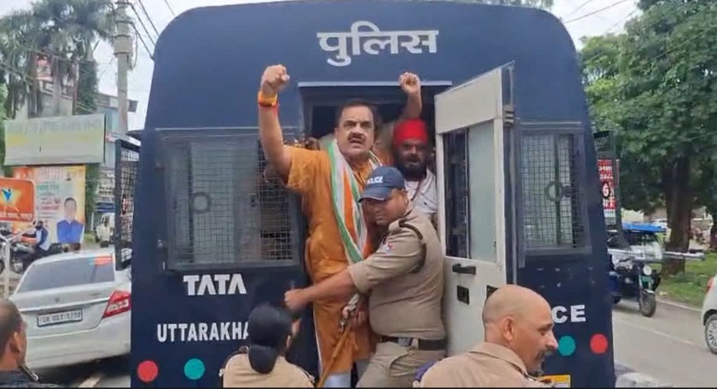 Rudrapur में गरमाई सियासत : CM धामी से मिलने जा रहे पूर्व विधायक ठुकराल समर्थकों समेत हिरासत में
