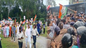 Dehradun में कांग्रेस का शक्ति प्रदर्शन, भारी बारिश के बीच सीएम आवास कूच; हाथीबड़कला में पुलिस ने रोका