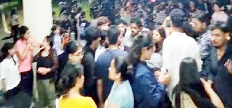 Doon University Mess के खाने में कीड़ा मिलने पर हंगामा, कुलपति आवास के बाहर पहुंचे छात्र