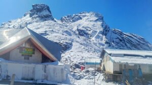 Hemkund Sahib में सीजन की पहली बर्फबारी, केदारनाथ घाटी में बारिश से बदला मौसम
