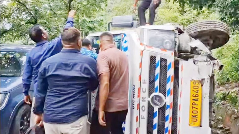 Mussoorie में बड़ा हादसा टला : ब्रेक फेल होने पर पहाड़ से टकराया टेंपो ट्रैवलर, 17 यात्री घायल