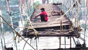 Ramjhula Bridge की मरम्मत का 60% काम पूरा, जनवरी 2027 तक शुरू होगा आवागमन ; मजदूरों की सुरक्षा पर सवाल