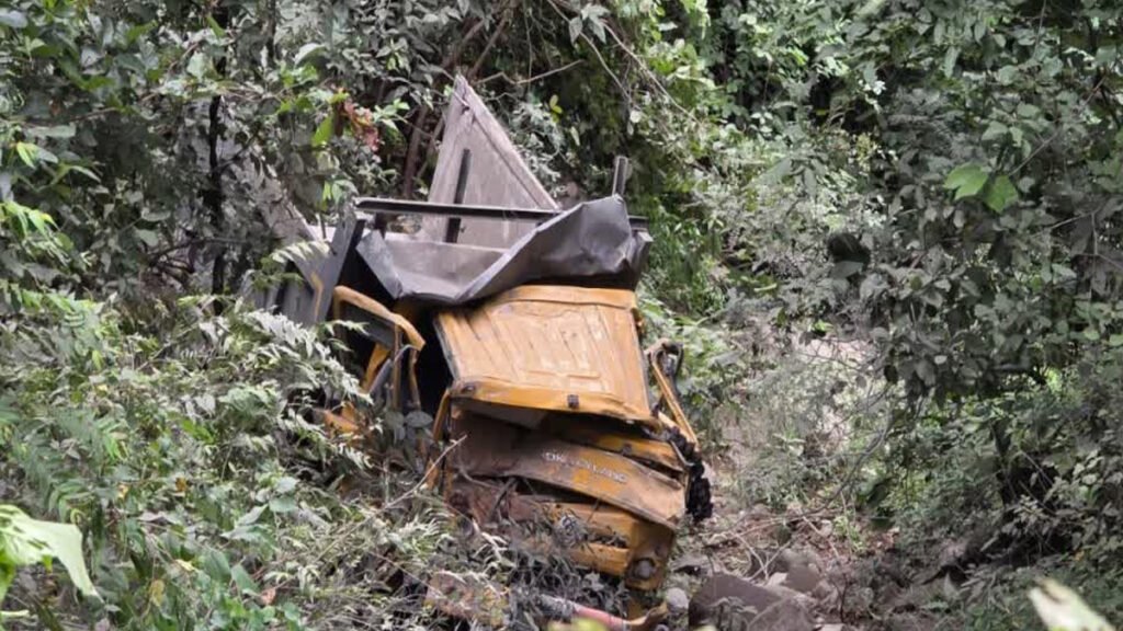 Ranikhet मार्ग पर दर्दनाक हादसा, डंपर खाई में गिरा; चालक की मौत