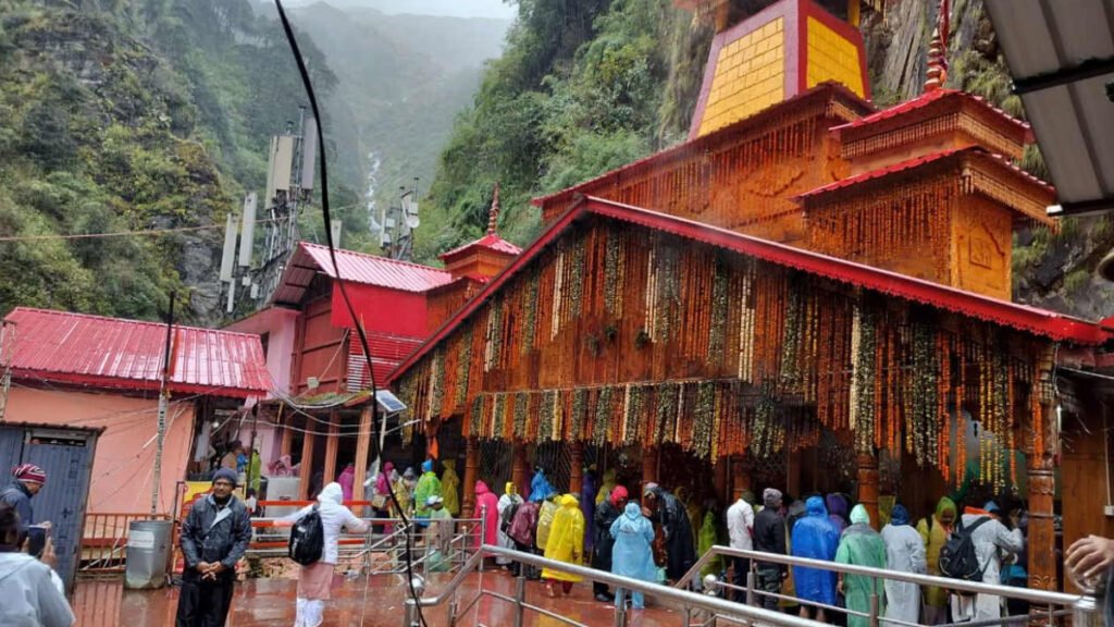 Uttarkashi में रेड अलर्ट के बाद प्रशासन अलर्ट, गंगोत्री- यमुनोत्री धाम की यात्रा अस्थायी रूप से रोकी