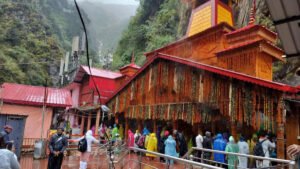 Uttarkashi में रेड अलर्ट के बाद प्रशासन अलर्ट, गंगोत्री- यमुनोत्री धाम की यात्रा अस्थायी रूप से रोकी