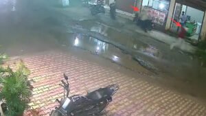 Haridwar में बाइक मैकेनिक हत्याकांड का CCTV वायरल, हथियार लहराते भागे दो बदमाश
